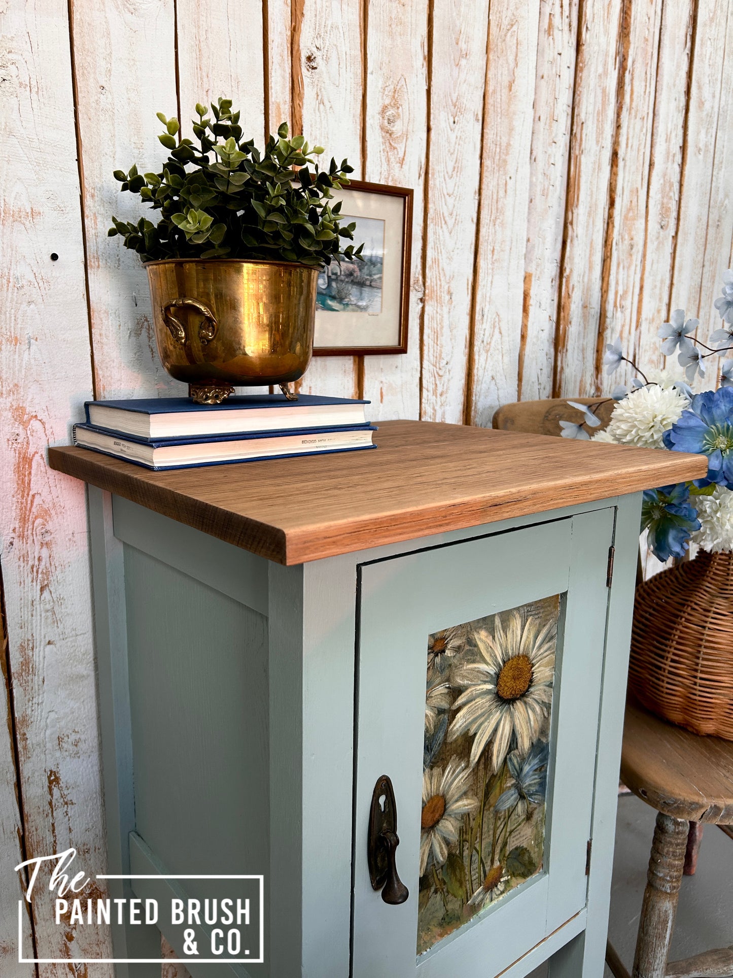 Daisy chain pot cupboard