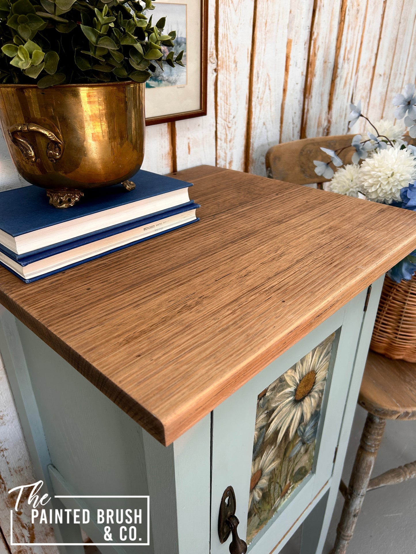 Daisy chain pot cupboard