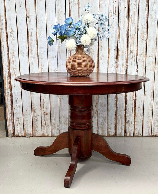 Round dining table