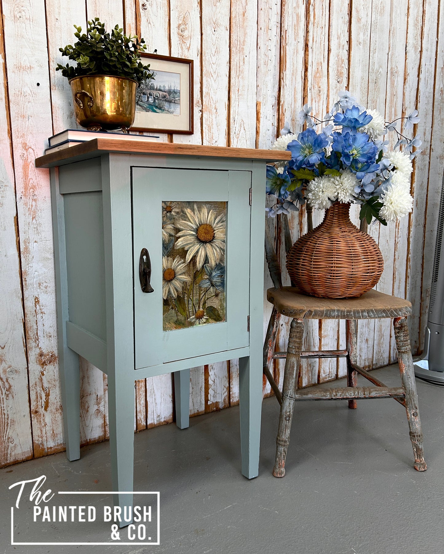 Daisy chain pot cupboard